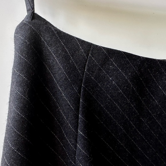 AKRIS A-Line Pinstripe Navy Wool Skirt, Like New, size 6 - Picture 4 of 7